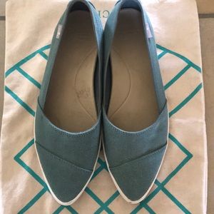 Sanuk close toe flats